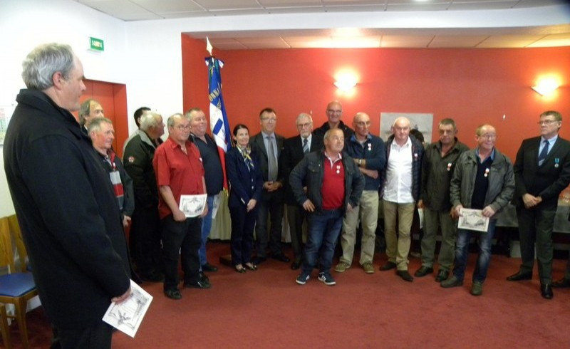 Cérémonie officielle de remise de médailles d'Honneur des marins à l'hôtel des Gens de Mer de Brest. Les autorités maritimes remettent les médailles et diplômes au nom du Ministre en charge des transports.